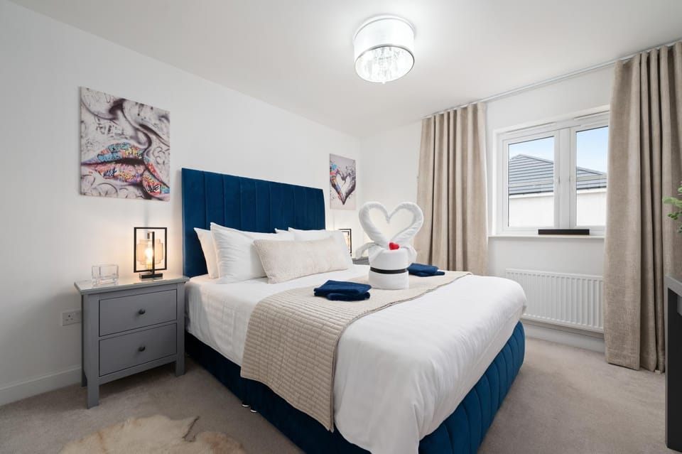 Bed, Photo of the whole room, Bedroom, towels