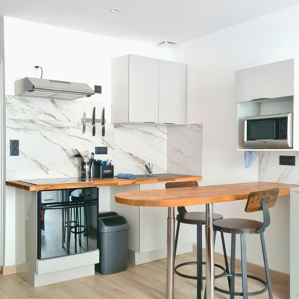Kitchen or kitchenette, Dining area, oven, stove