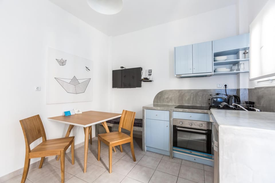 BBQ facilities, TV and multimedia, Coffee/tea facilities, Kitchen or kitchenette, Living room, Seating area, Dining area