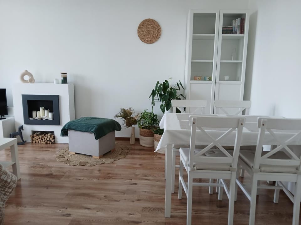 TV and multimedia, Living room, Seating area, Dining area