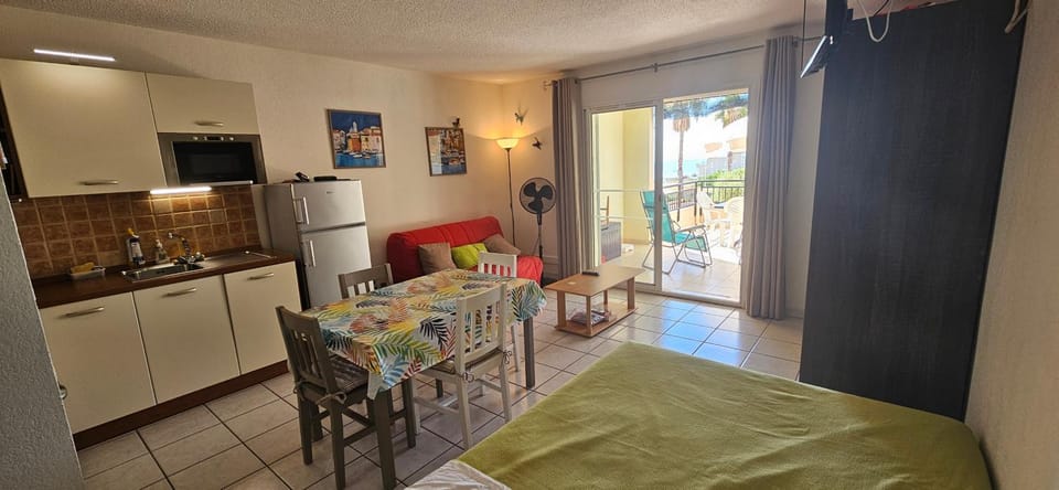 Kitchen or kitchenette, Living room