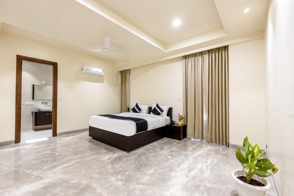 Bed, TV and multimedia, Photo of the whole room, Bedroom, fireplace, air conditioner