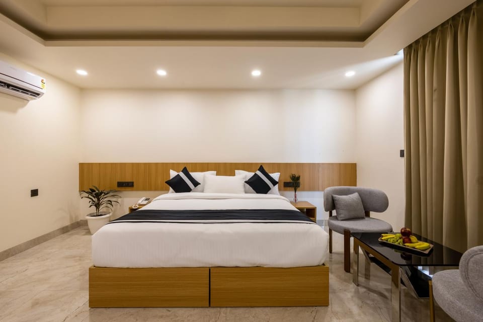 Bed, Photo of the whole room, Seating area, Bedroom, air conditioner