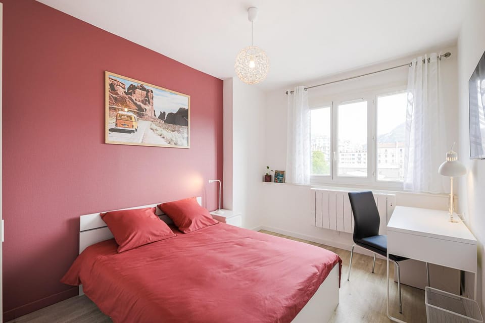 TV and multimedia, Photo of the whole room, Seating area, Bedroom