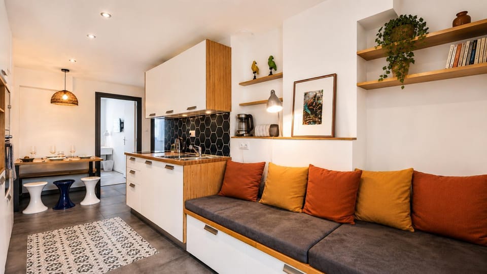 Kitchen or kitchenette, Living room, Seating area, Dining area