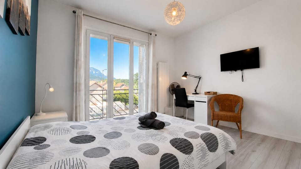 Bed, TV and multimedia, Balcony/Terrace, Balcony/Terrace, Photo of the whole room, Seating area, Bedroom, towels