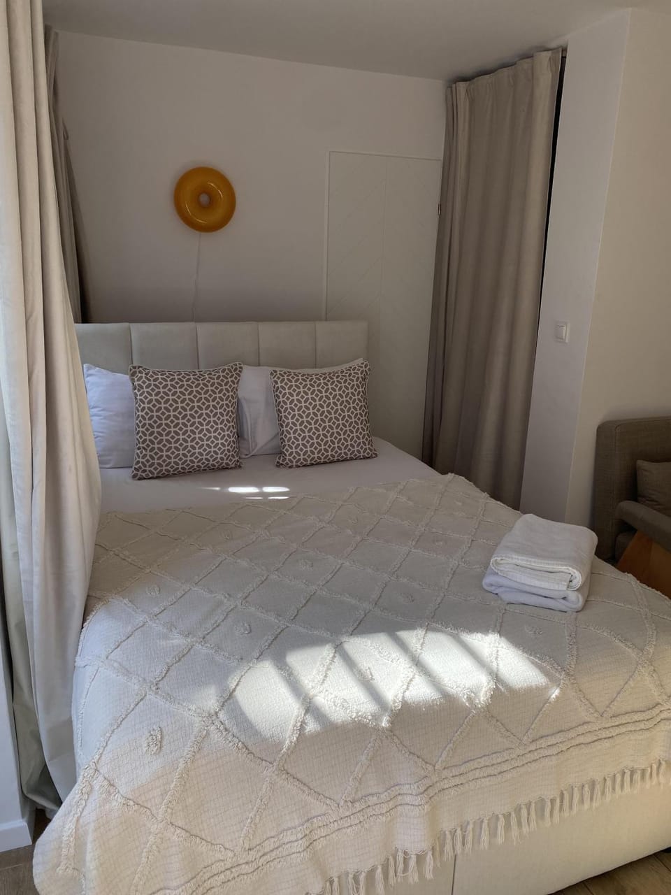 Bed, Photo of the whole room, towels