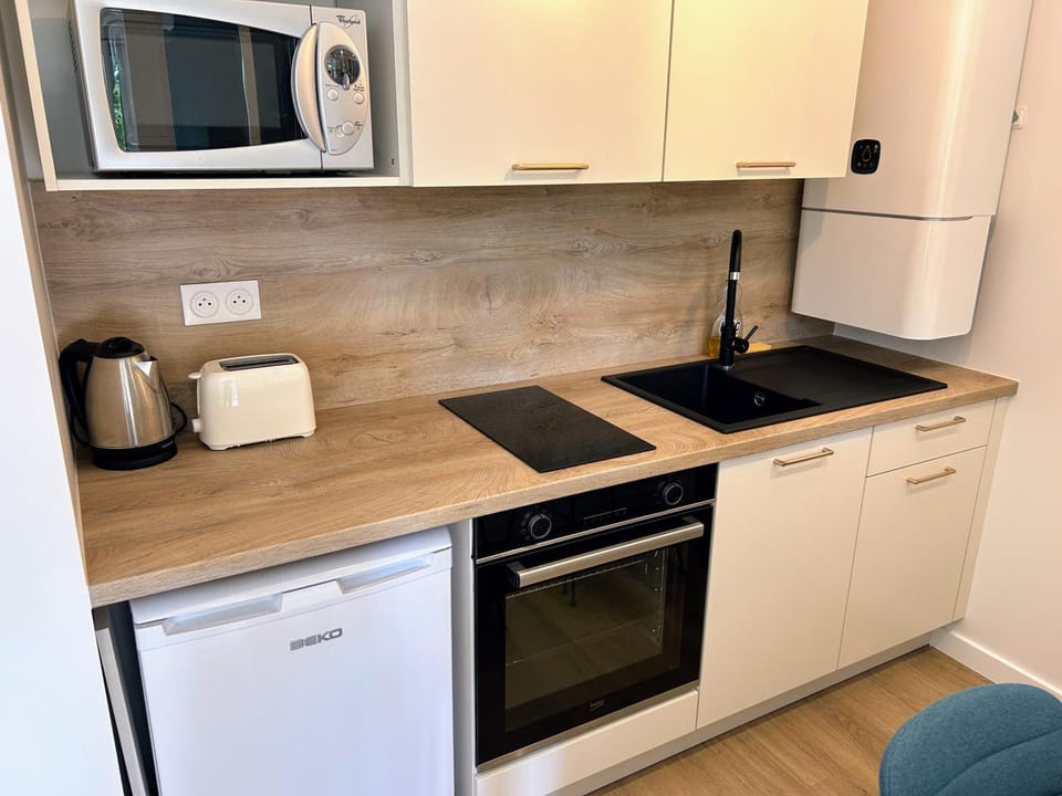 Coffee/tea facilities, Kitchen or kitchenette, oven, stove, toaster