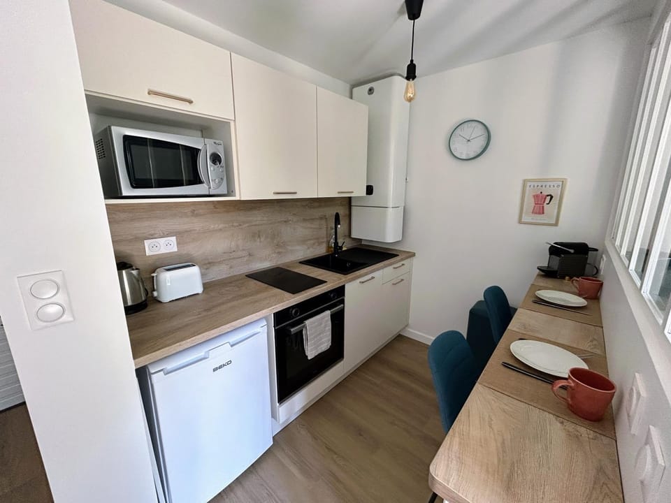 Kitchen or kitchenette, Dining area, oven, stove, toaster