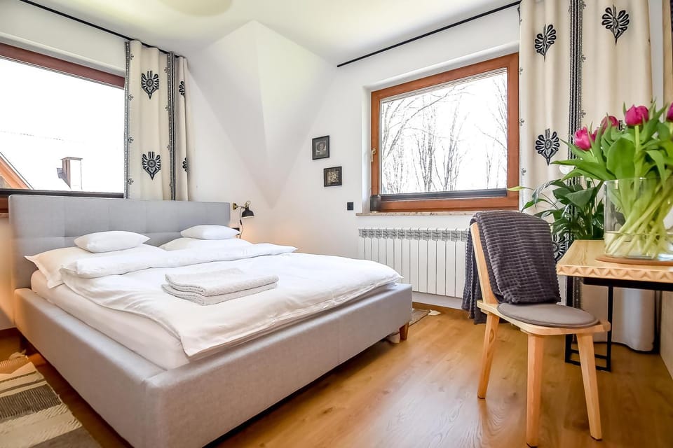 Bed, Photo of the whole room, Seating area, Bedroom, towels