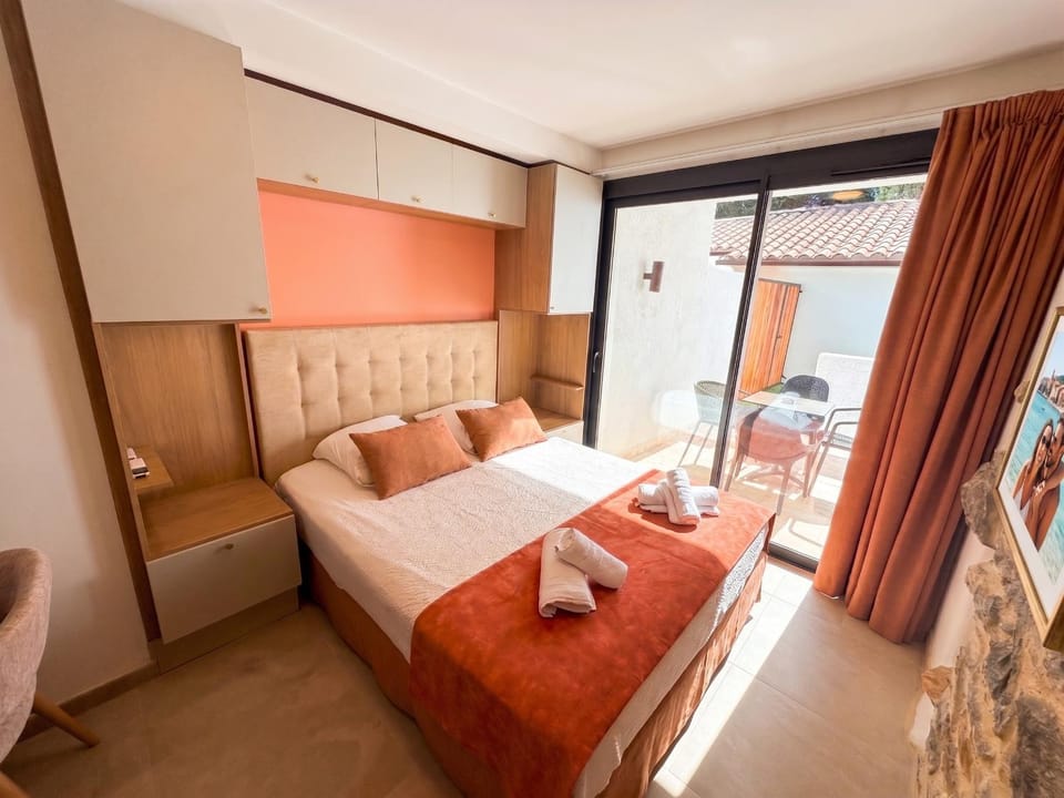 Bed, Photo of the whole room, Bedroom, towels