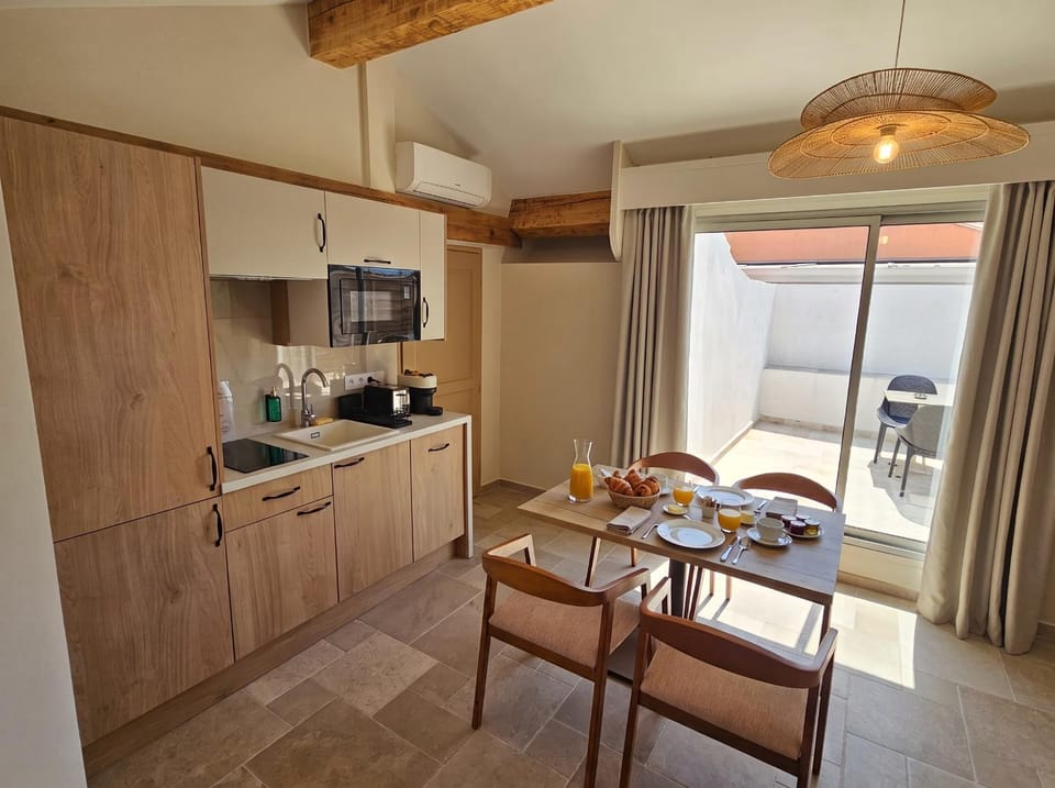 Kitchen or kitchenette, Dining area