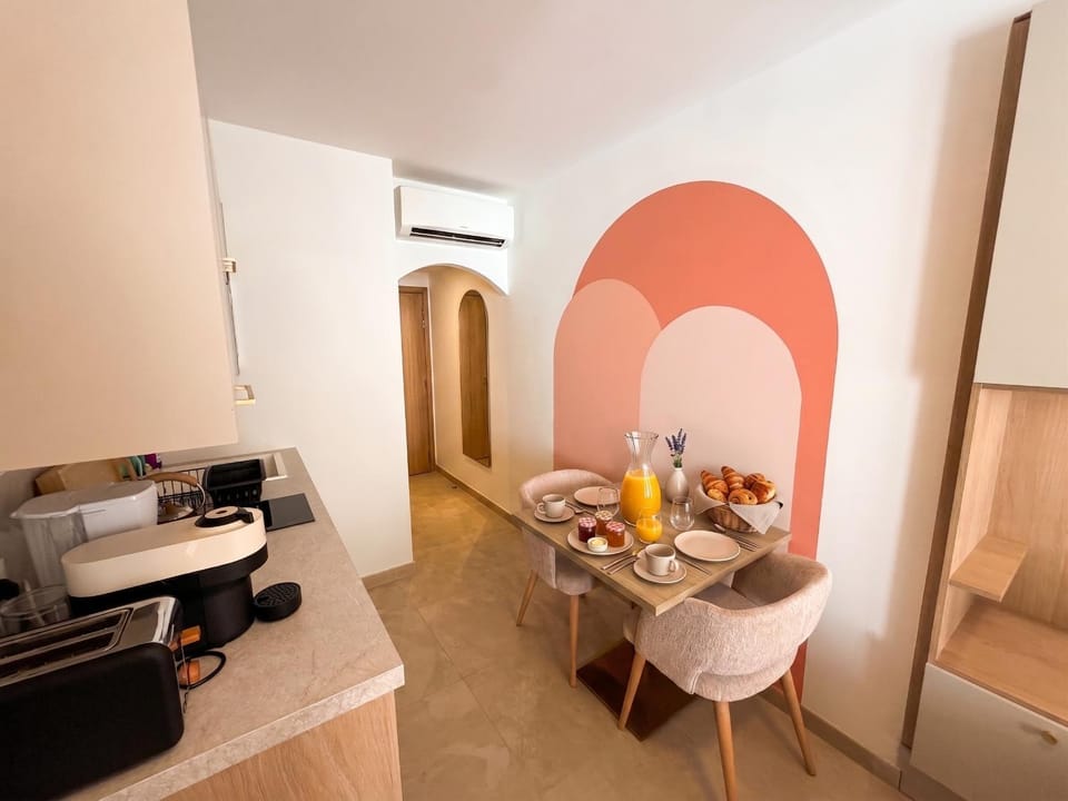 Kitchen or kitchenette, Food and drinks, Seating area, Dining area, Meals