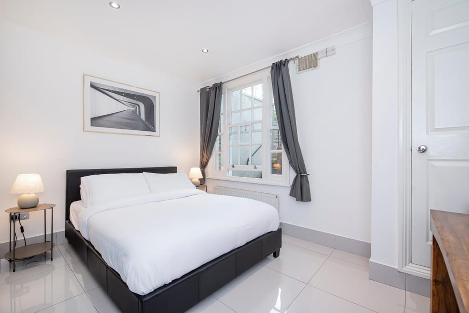 Kensington 2 bed with Garden Apartment in City of Westminster