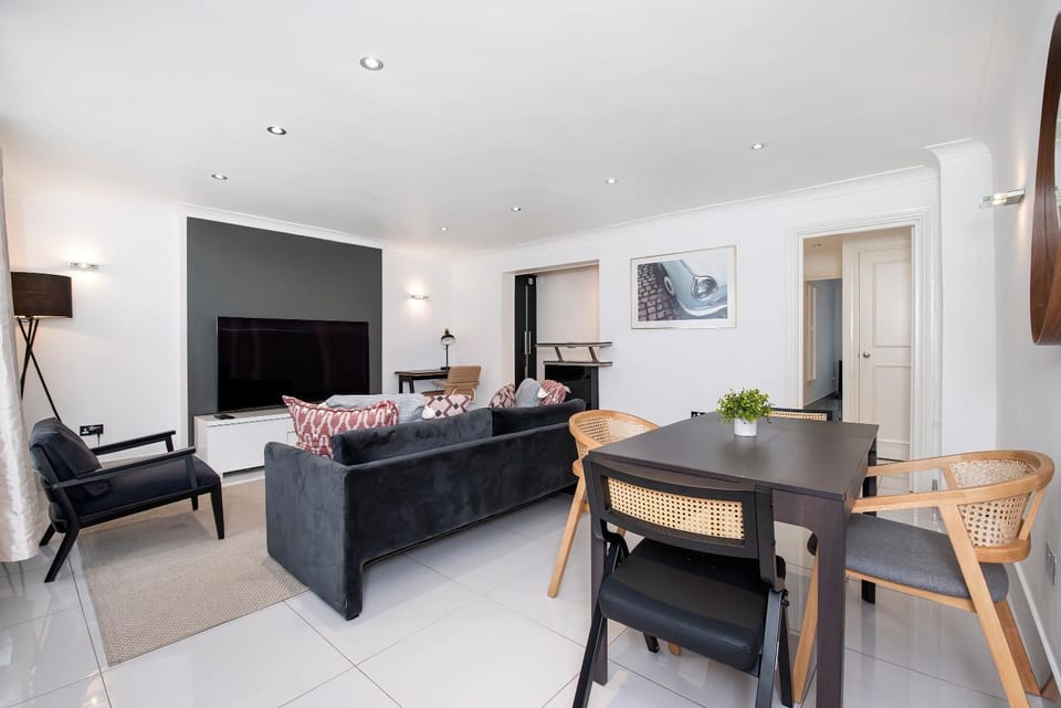Kensington 2 bed with Garden Apartment in City of Westminster