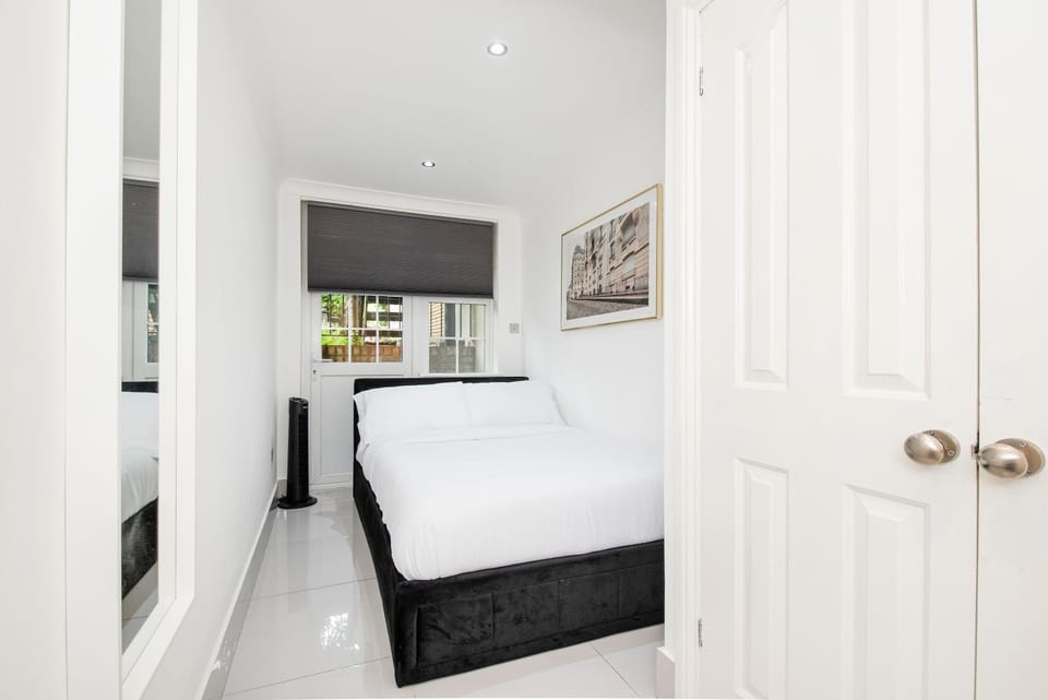 Kensington 2 bed with Garden Apartment in City of Westminster