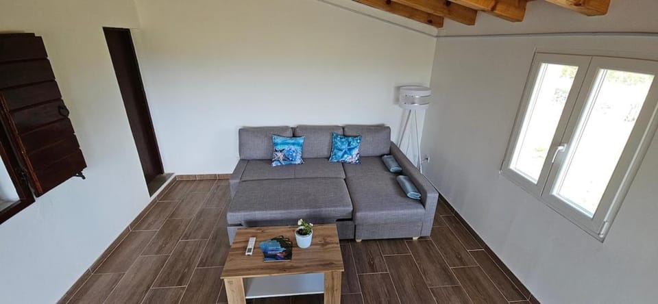 Bed, Living room, Photo of the whole room, Seating area, Bedroom