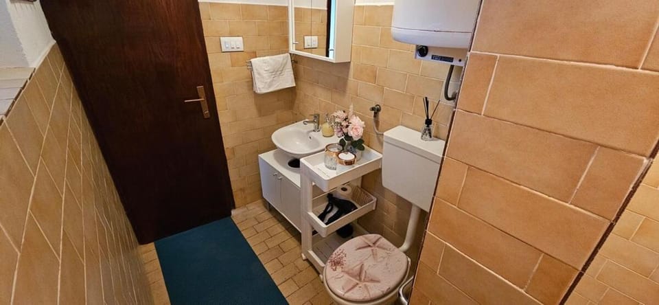 Toilet, Bathroom, towels