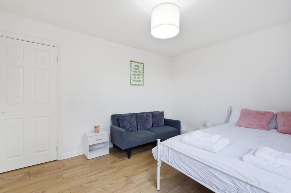 Bed, Seating area, Bedroom