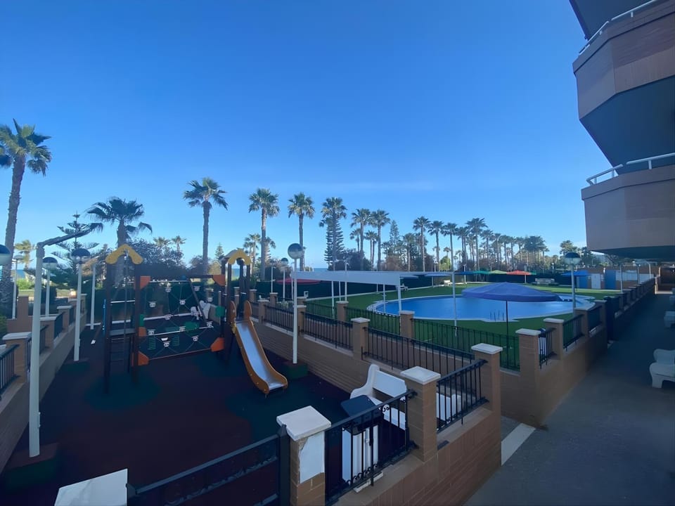 Day, Evening entertainment, Pool view, Swimming pool, sunbed