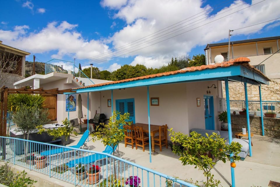 Property building, Patio, Balcony/Terrace