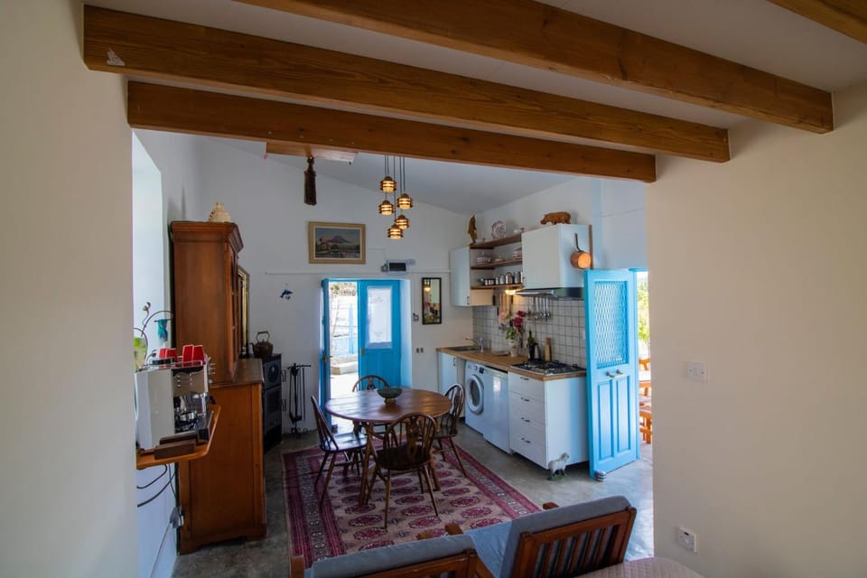 Kitchen or kitchenette, Dining area, stove