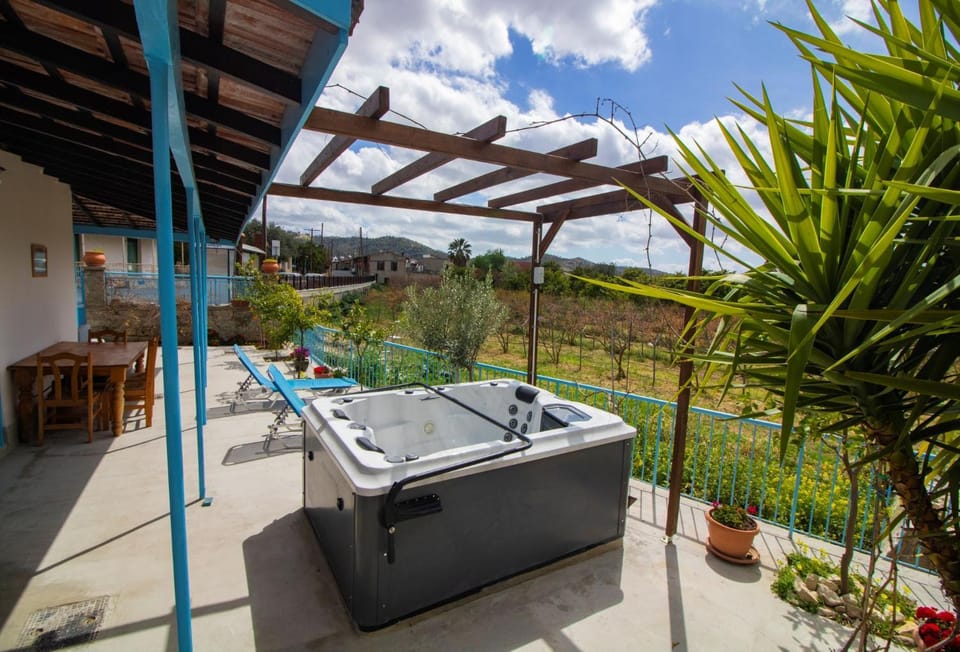 Patio, Day, Natural landscape, Hot Tub, Hot Tub, Balcony/Terrace