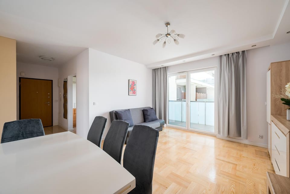 Bed, Living room, Photo of the whole room, Seating area, Dining area