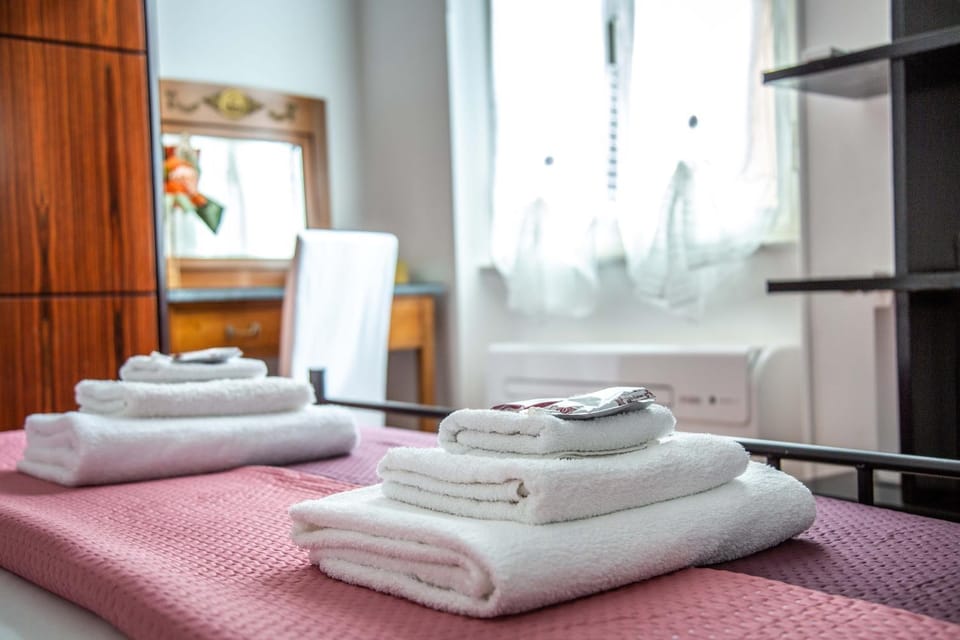 Bedroom, towels