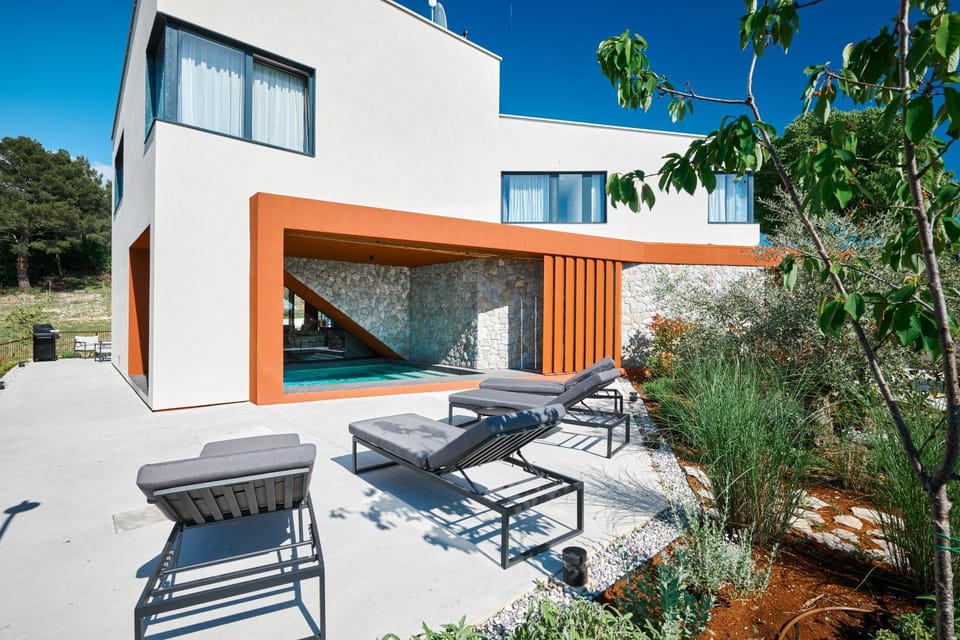 Property building, Balcony/Terrace, Swimming pool