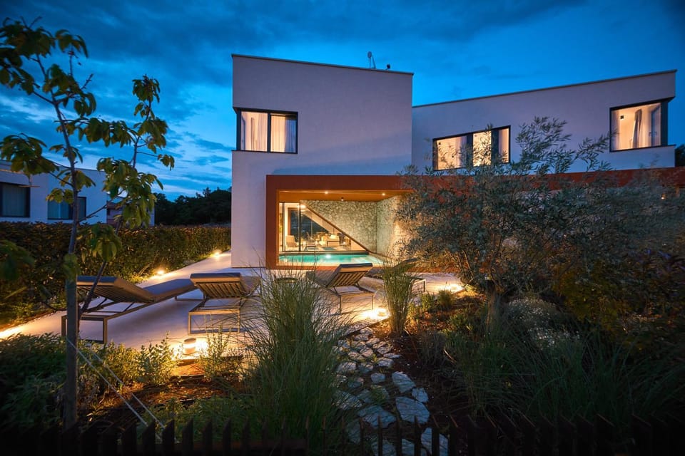 Property building, Garden, Garden view, Pool view, Swimming pool