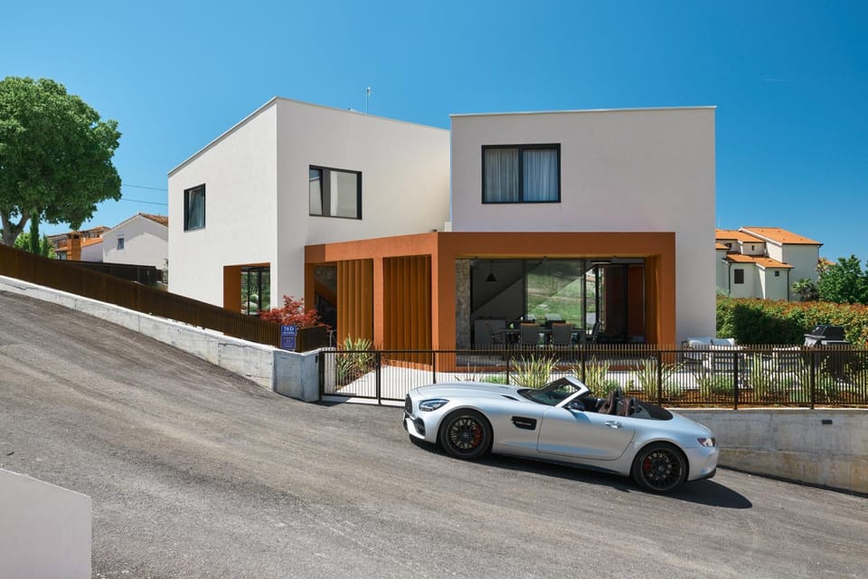 Property building, Day, Neighbourhood, Street view, Parking