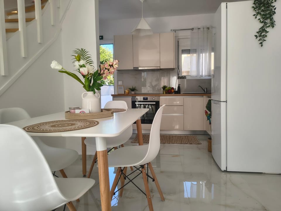 Kitchen or kitchenette, Dining area