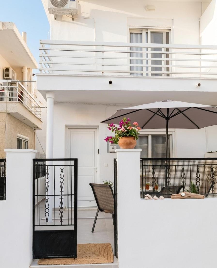 Property building, Day, Balcony/Terrace