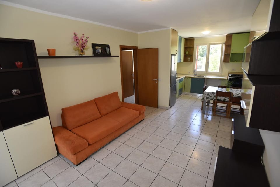 TV and multimedia, Kitchen or kitchenette, Living room, Dining area, oven, air conditioner