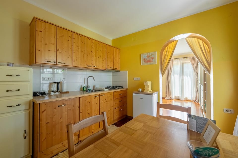 Coffee/tea facilities, Kitchen or kitchenette, stove