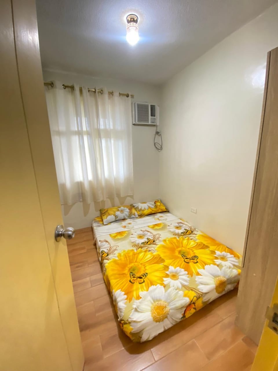 Bed, Photo of the whole room, Bedroom, air conditioner