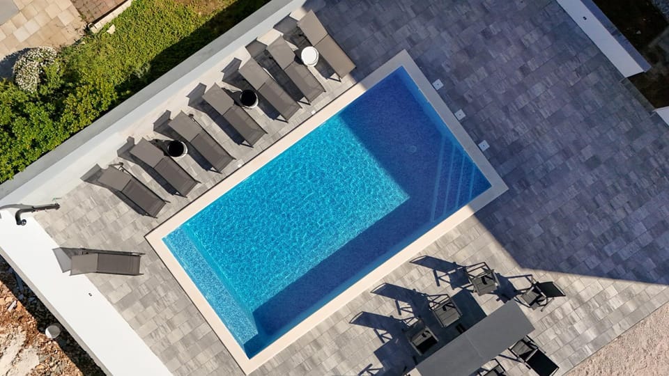 Swimming pool, sunbed