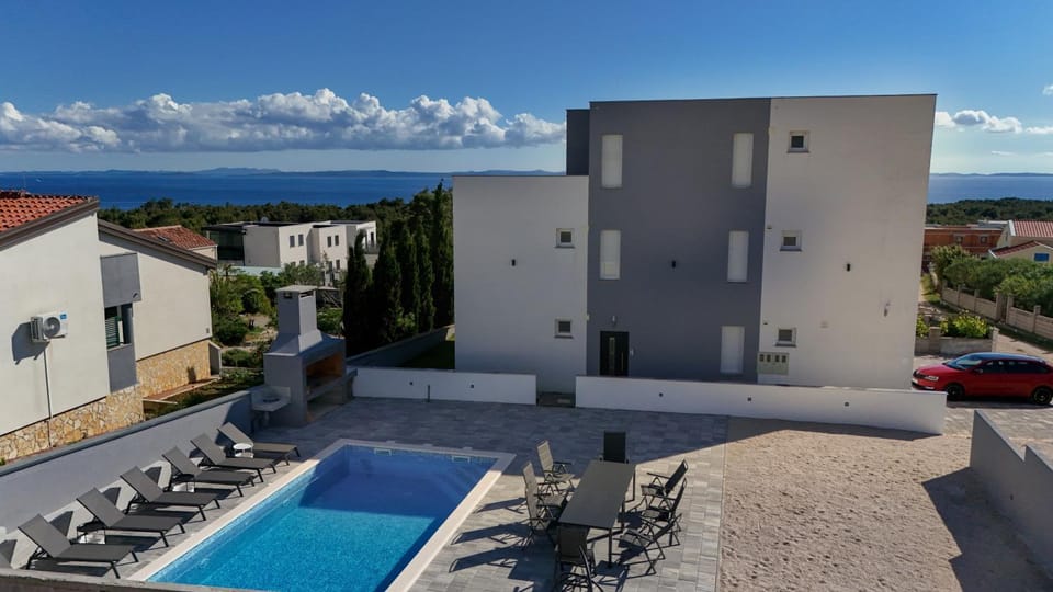 Swimming pool, sunbed