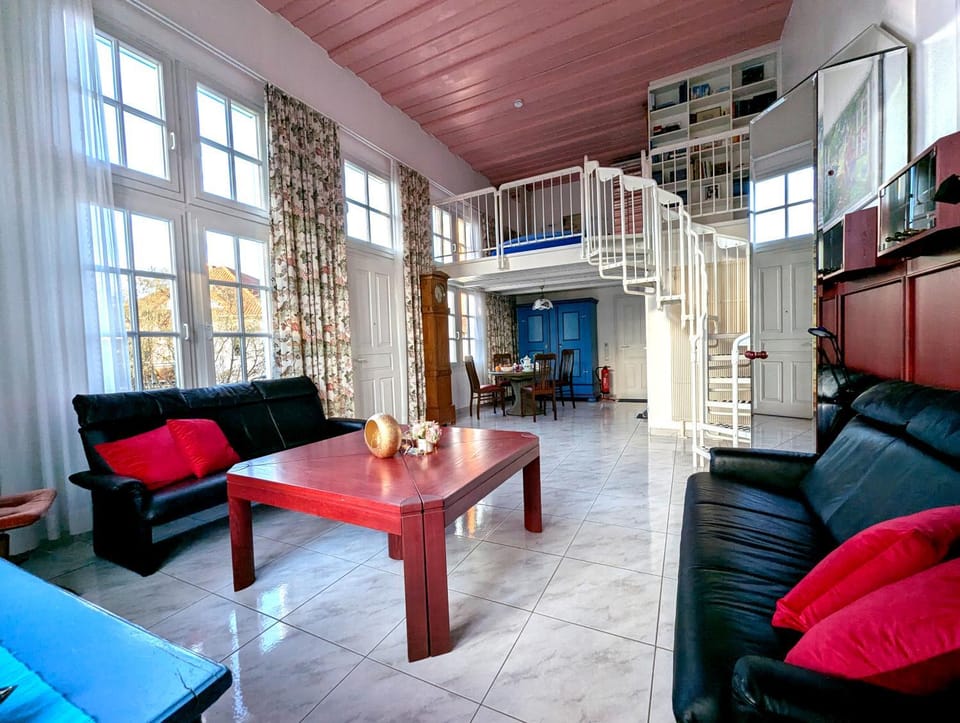 Day, Living room, Seating area
