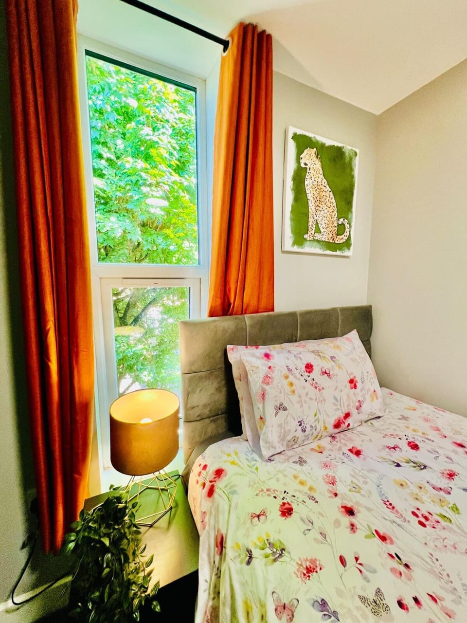 Quirky and spacious 5 Bedroom and 3 bathroom house Sleeps 7 with free Parking in Basildon House in Basildon