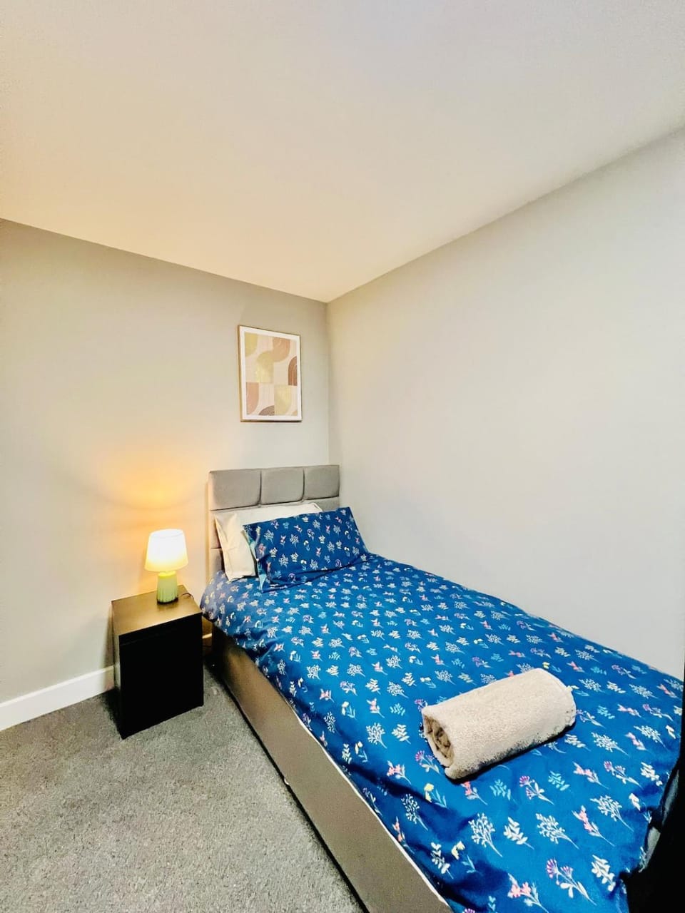 Quirky and spacious 5 Bedroom and 3 bathroom house Sleeps 7 with free Parking in Basildon House in Basildon