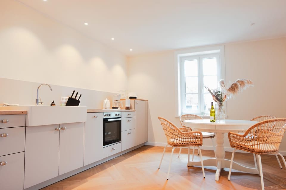 Coffee/tea facilities, Kitchen or kitchenette, Seating area, Dining area, oven, stove, kitchen