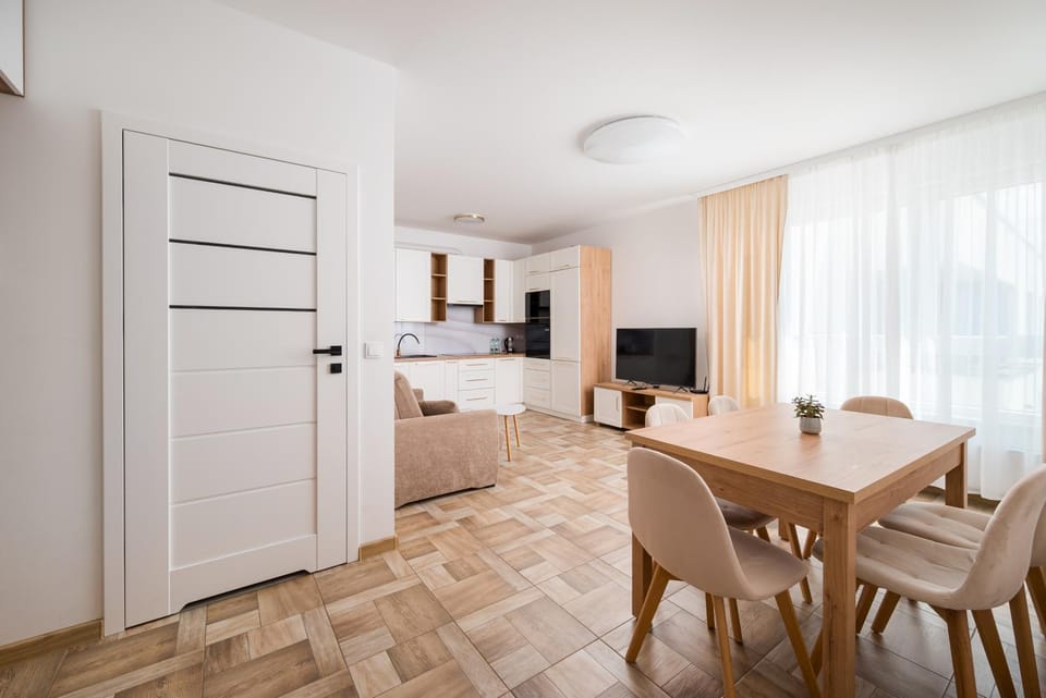 Communal lounge/ TV room, TV and multimedia, Kitchen or kitchenette, Living room, Seating area, Dining area, Evening entertainment, oven