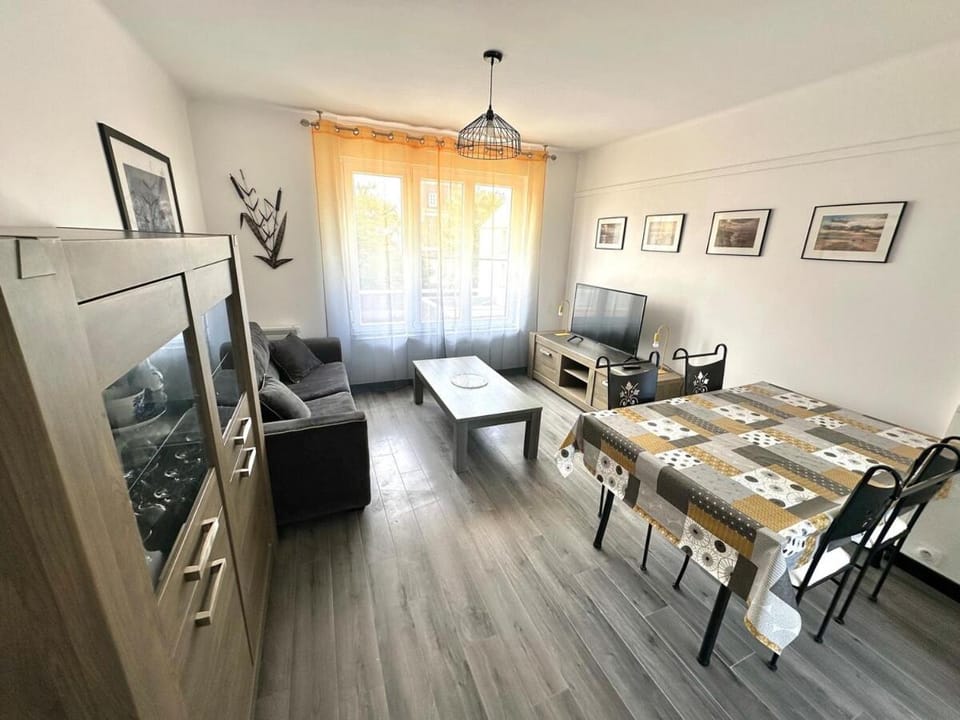 TV and multimedia, Living room, Dining area