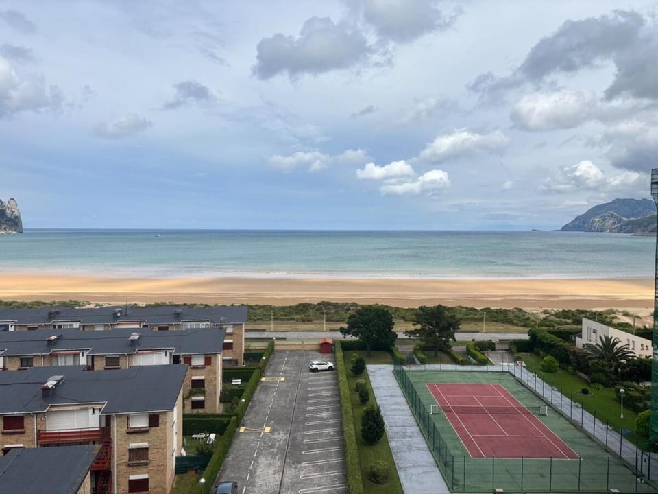 Vistas al mar, a 1 min de la playa, terraza, wifi Apartment in Laredo