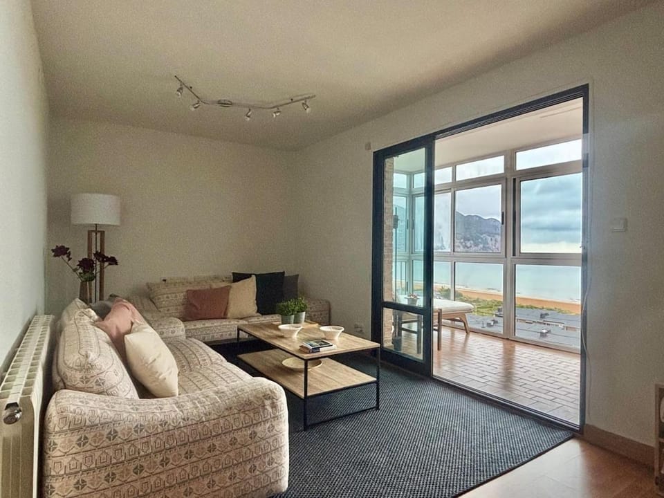 Vistas al mar, a 1 min de la playa, terraza, wifi Apartment in Laredo