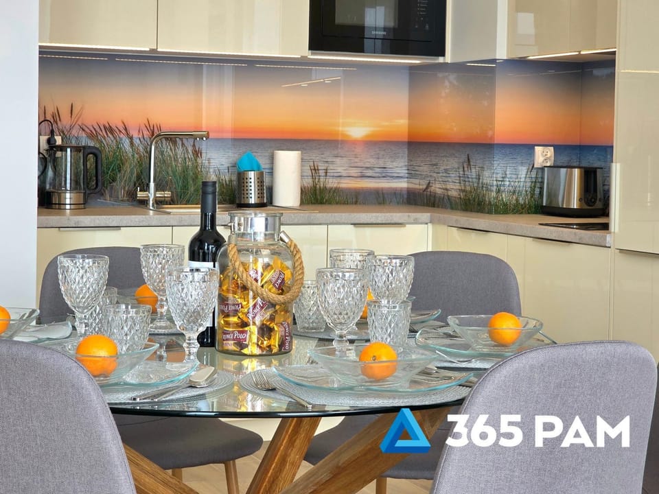 Kitchen or kitchenette, Dining area, Food