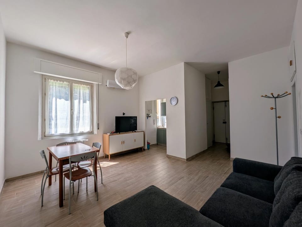 TV and multimedia, Living room, Seating area, air conditioner