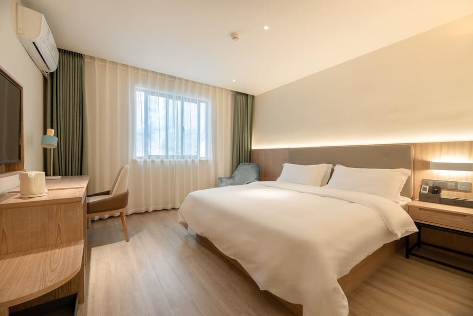 Bed, TV and multimedia, Photo of the whole room, Bedroom, air conditioner